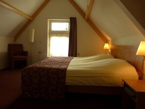 Desk, blackout curtains, free WiFi, bed sheets - Hotel Brasserie Oud Maren (Maren-Kessel)