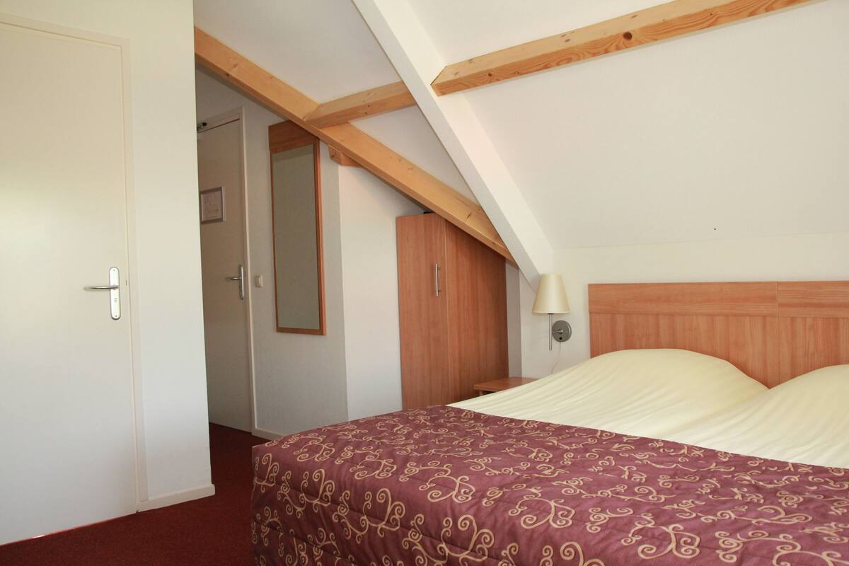 Habitación doble | Escritorio, cortinas blackout, wifi gratis y ropa de cama