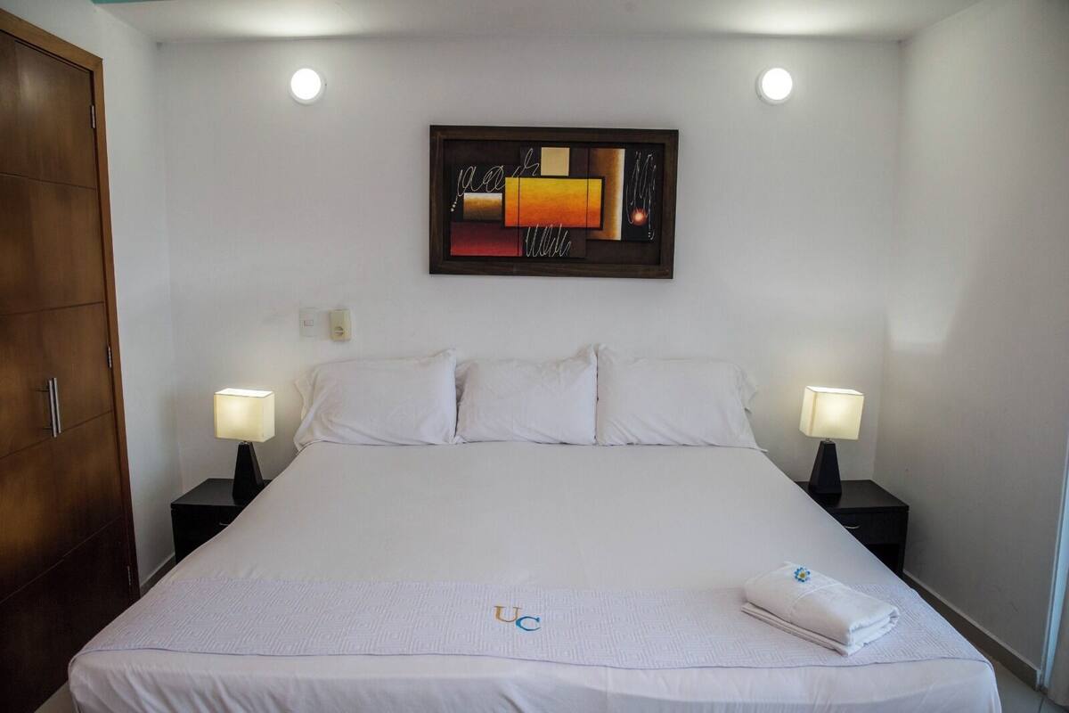 Standard Apartment, 2 Bedrooms | Langsir/tirai gelap terus, seterika/papan seterika, Wi-fi percuma 