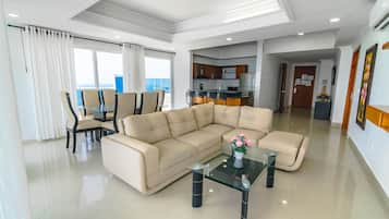 Penthouse Deluxe, 4 phòng ngủ | Khu phòng khách | TV màn hình phẳng