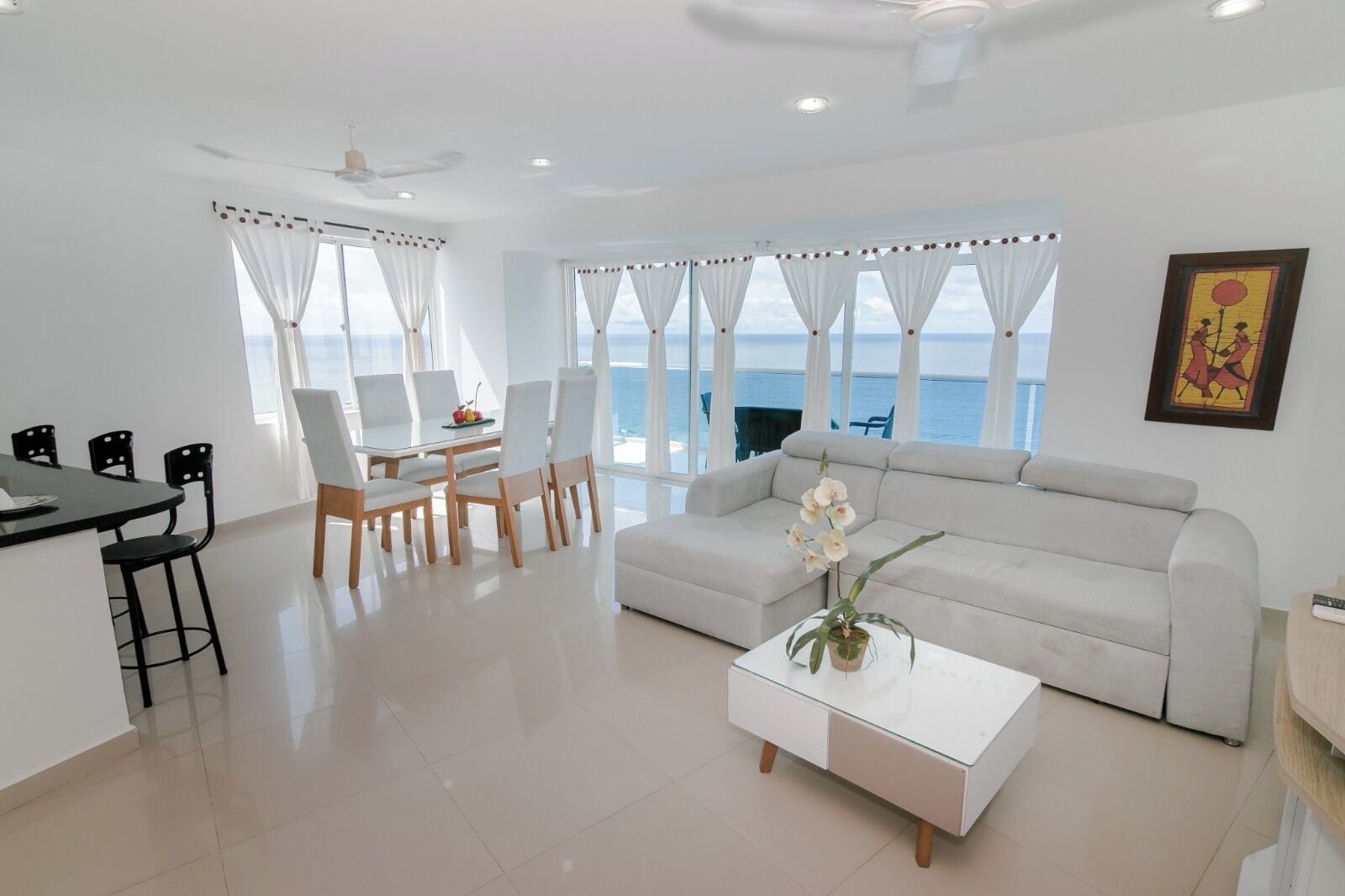 ペントハウス 1 ベッドルーム | リビング エリア | 薄型テレビ