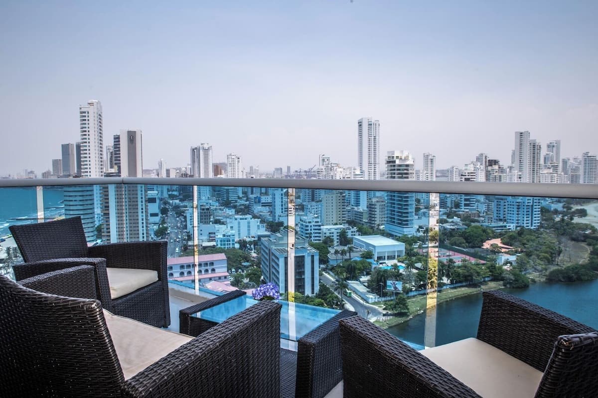 Junior Apartment, 2 Bedrooms | Langsir/tirai gelap terus, seterika/papan seterika, Wi-fi percuma 
