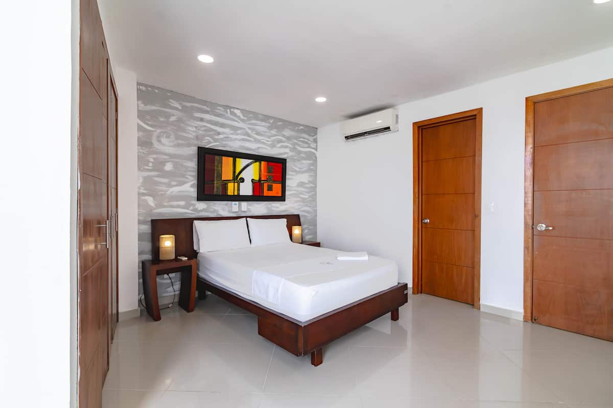 Penthouse, 2 Bedrooms | Langsir/tirai gelap terus, seterika/papan seterika, Wi-fi percuma 