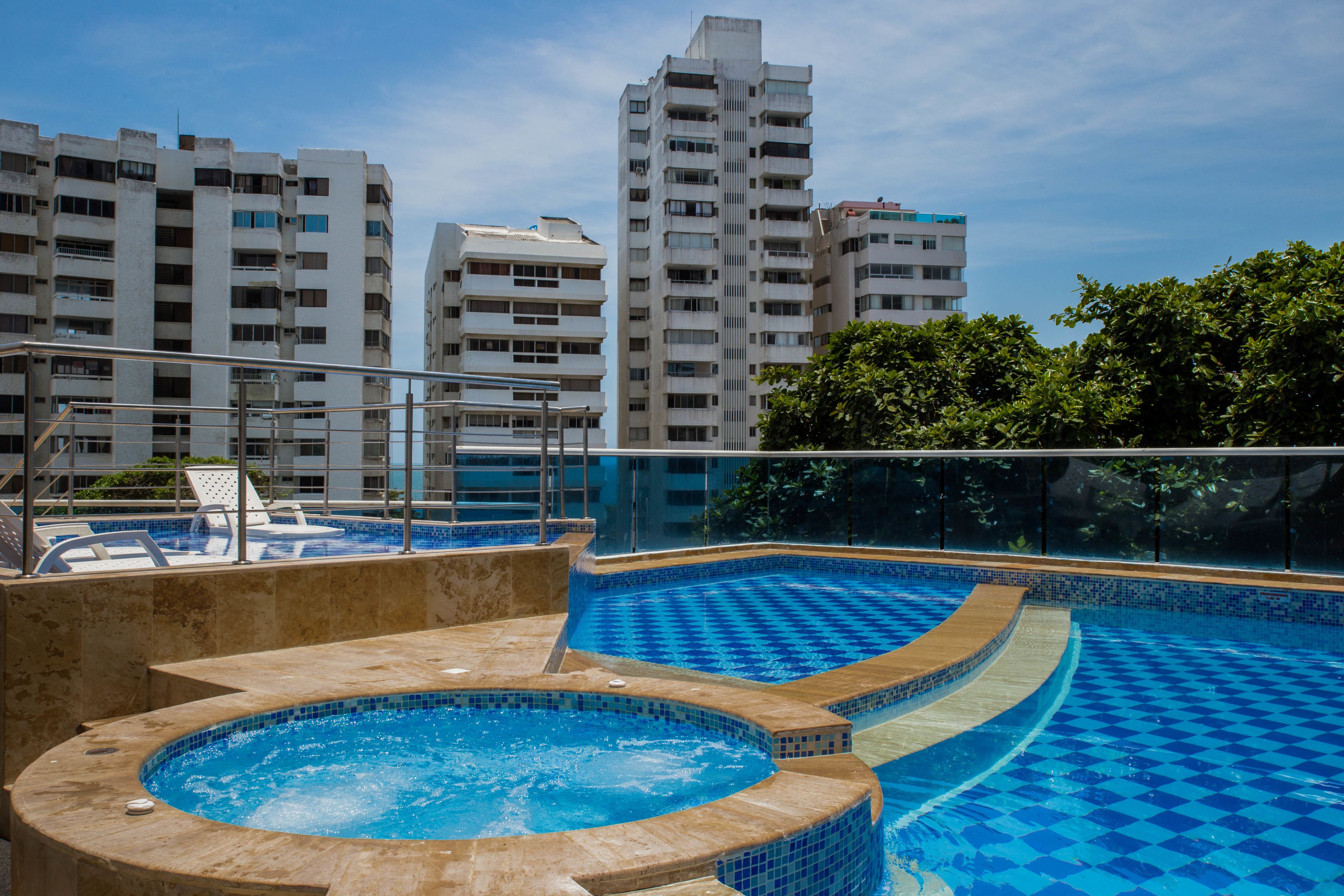 室外泳池；08:00 至 18:00 開放；泳池傘、躺椅