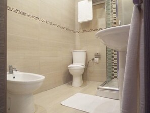 Shower, rainfall showerhead, hair dryer, towels - Cusmano Residence (Catania)