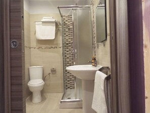 Shower, rainfall showerhead, hair dryer, towels - Cusmano Residence (Catania)