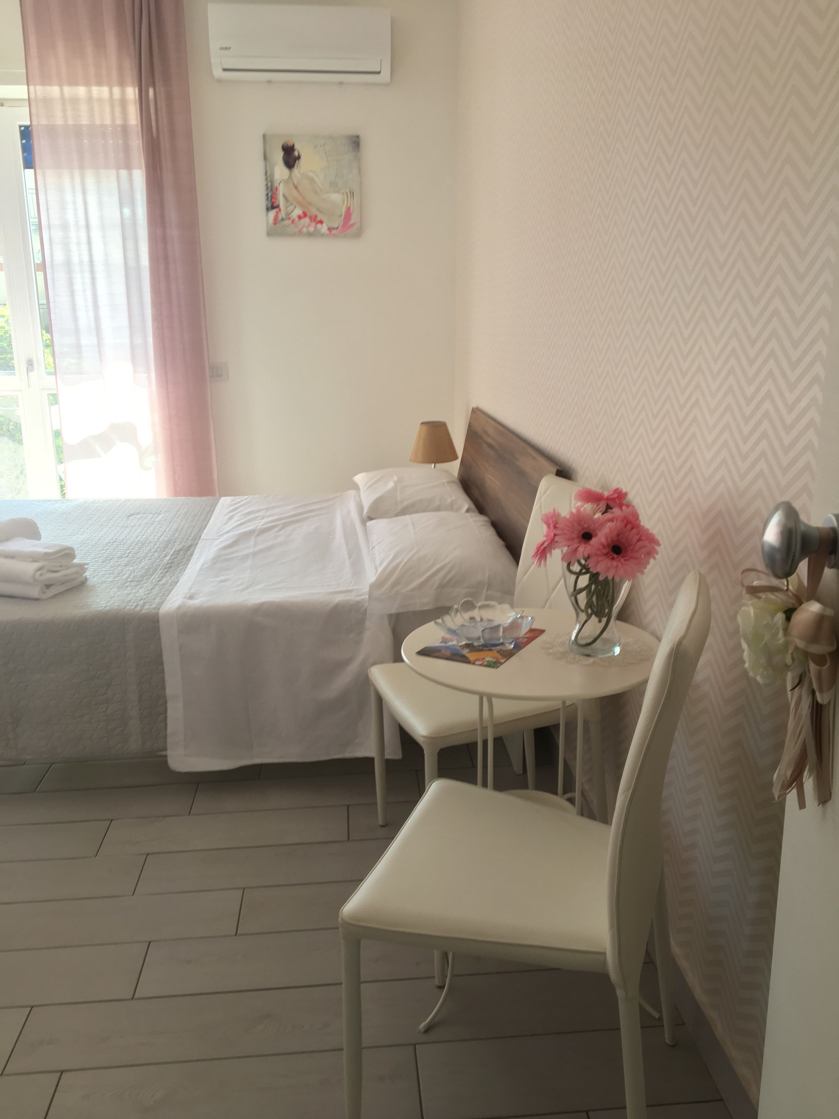 Una scrivania, insonorizzazione, culle/letti per bambini (gratuiti)