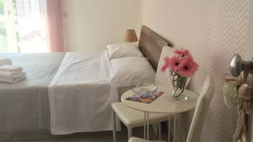 Una scrivania, insonorizzazione, culle/letti per bambini (gratuiti)