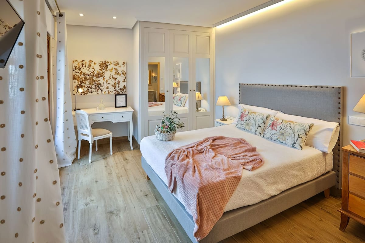 Superior Double Room, 1 Queen Bed, Courtyard View