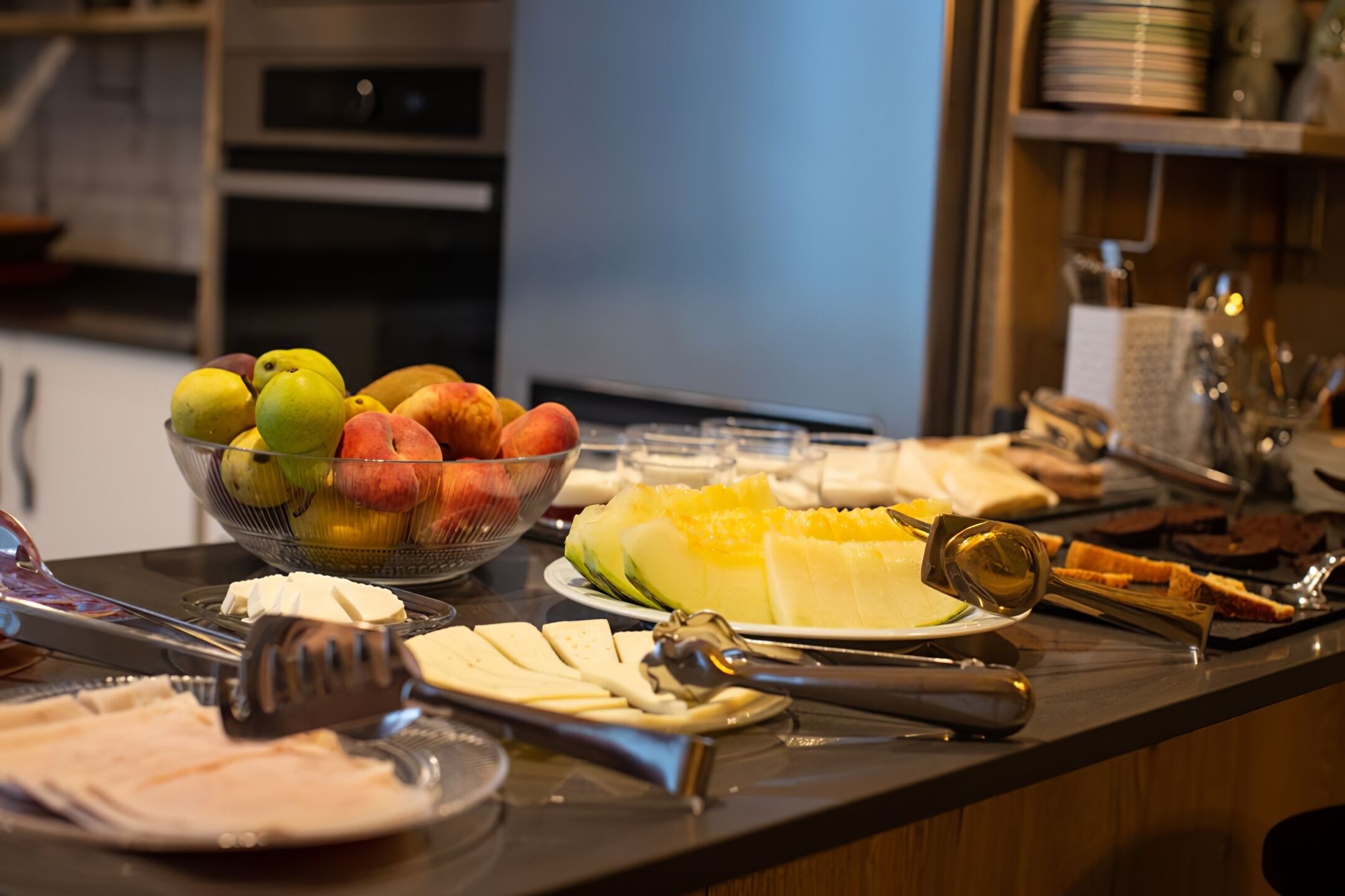 朝食 (ビュッフェ)、毎日提供 (無料)