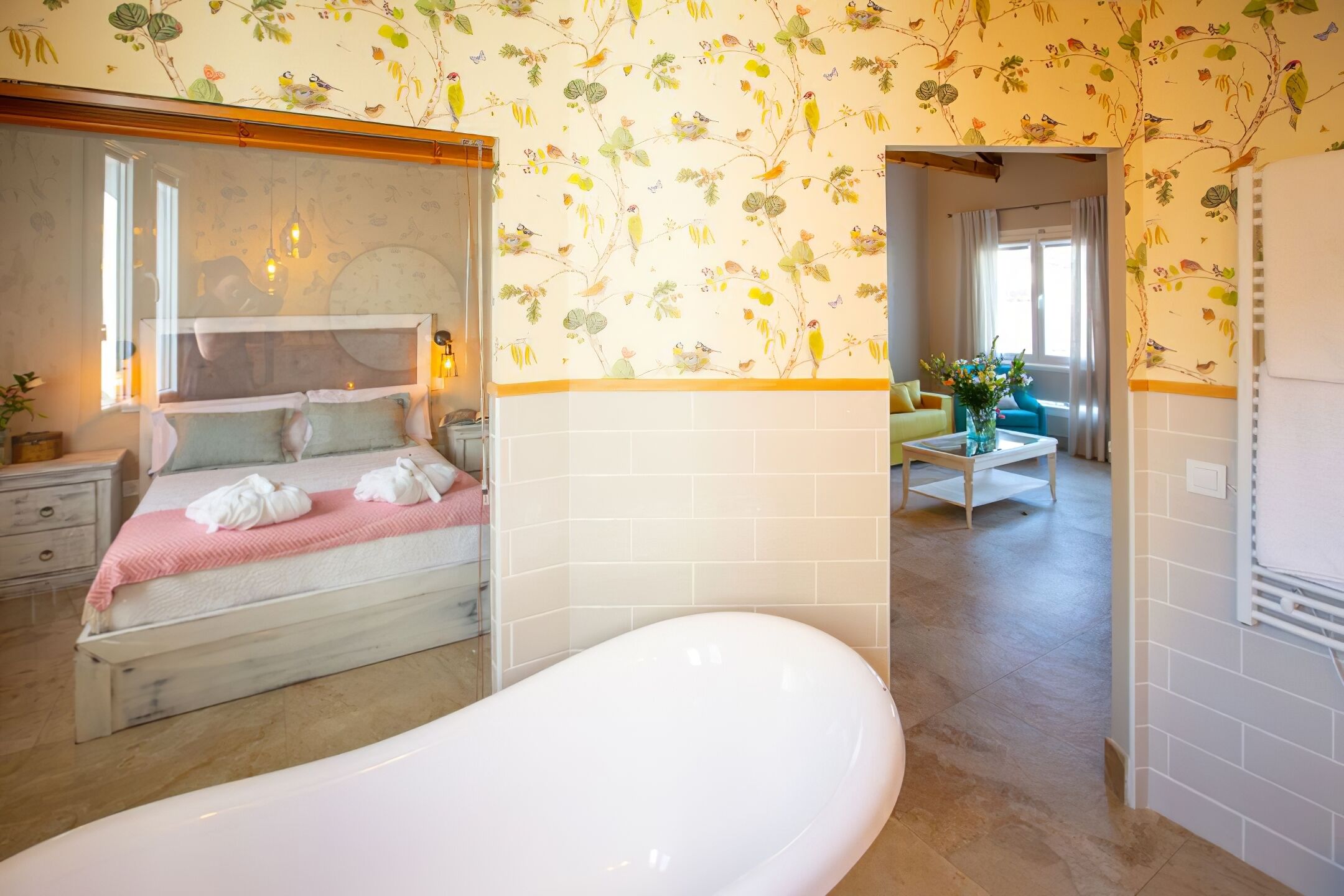 Un dormitorio con una cama grande, una bañera blanca y un baño con ducha.