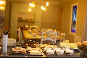 Free daily buffet breakfast  - El Patio de los Jazmines "Boutique-House" (Consuegra)