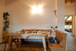 Apartment (Chiemseeblick) | Essbereich im Zimmer