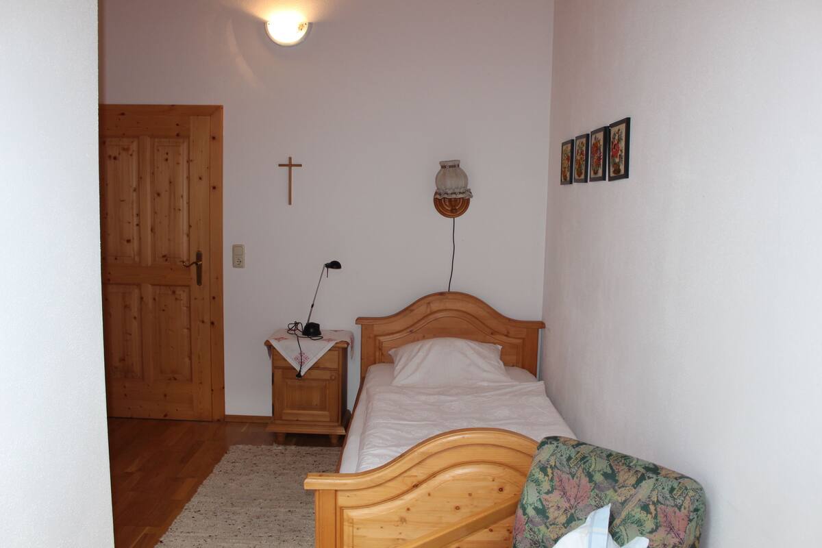 Single Room | Cribs (free), rollaway beds (surcharge), WiFi (free)