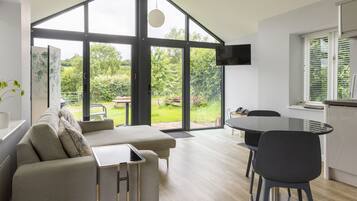 Superior Cottage, Ensuite, Garden View (Skirrid) | Dining