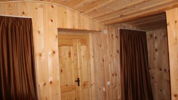 Habitación Confort, 1 cama Queen size, para no fumadores, vista a la montaña | Cocina compartida | Refrigerador con congelador y microondas