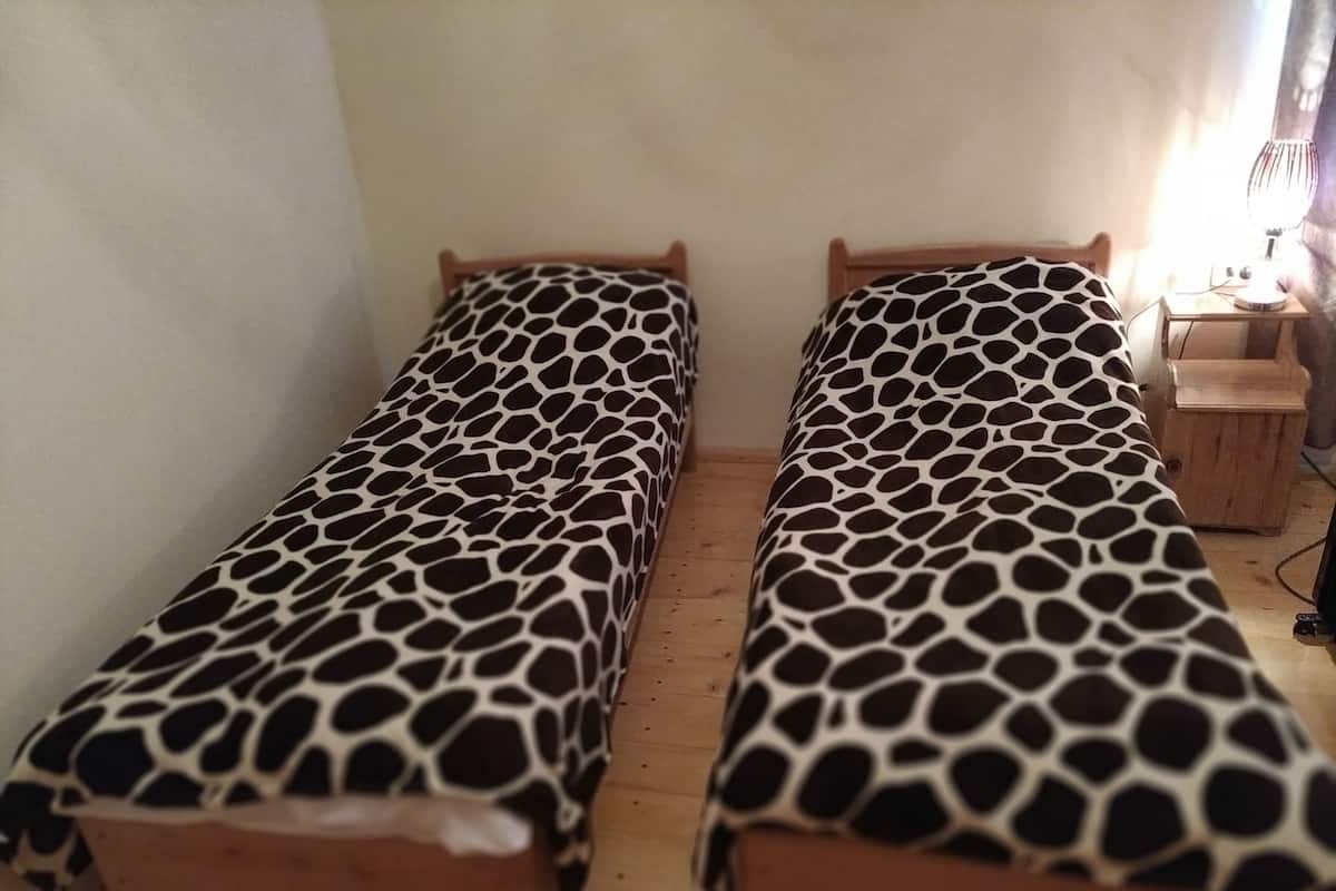 Habitación cuádruple económica, varias camas, no fumadores, vistas a la montaña | Tabla de planchar con plancha, wifi gratis, ropa de cama