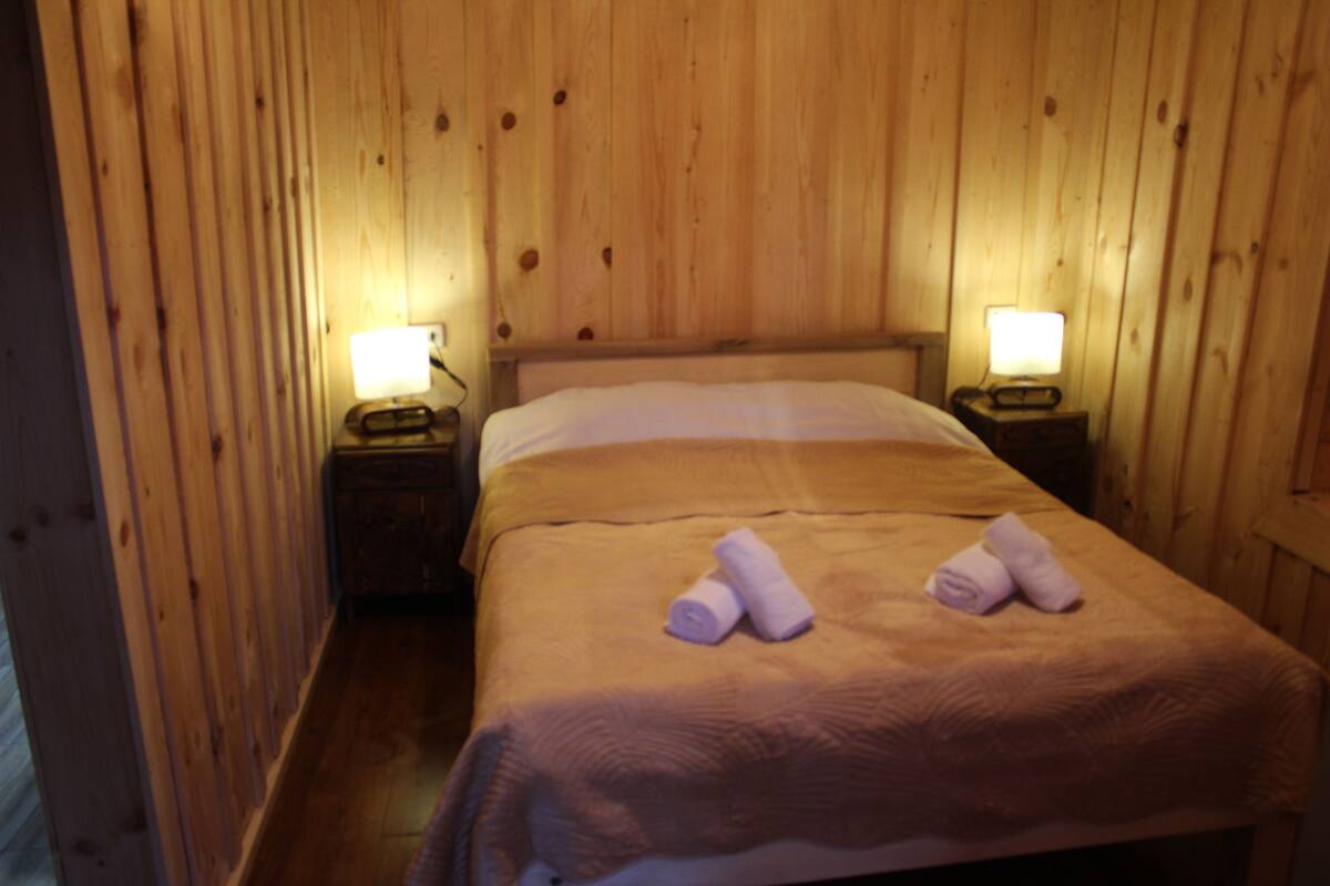Habitación Confort, 1 cama de matrimonio, no fumadores, vistas a la montaña | Tabla de planchar con plancha, wifi gratis, ropa de cama