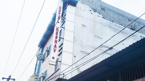 Un hôtel appelé «Hotel Keshav», dont l’enseigne est bien visible sur le bâtiment.