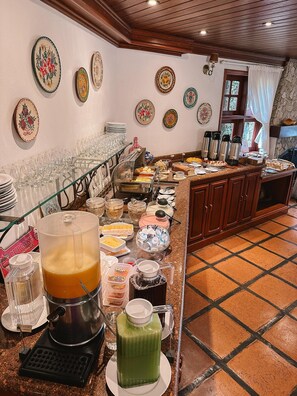 Free daily continental breakfast - Esquilo Hotel (Camanducaia)
