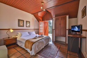 Apartamento superior (Com Varanda) | 1 quarto, frigobar, individualmente decorados