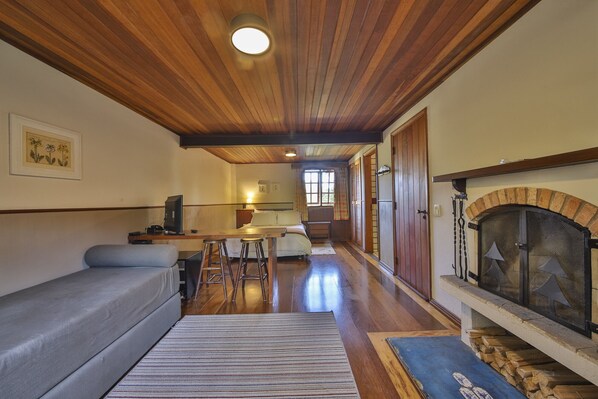 ロマンティック キャビン クイーンベッド 1 台 禁煙 | 1 室のベッドルーム、ミニバー、客室ごとに異なる装飾、客室ごとに異なるインテリア