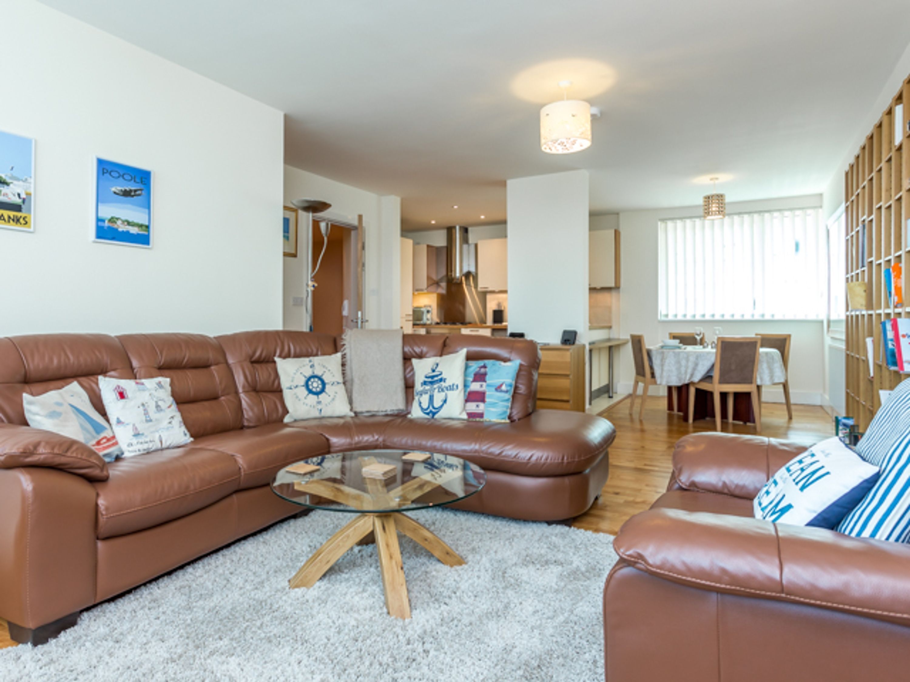 Een 30-inch flatscreentelevisie met satellietzenders en televisie