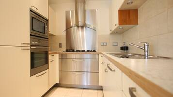 House (2 Bedrooms) | Private kitchen | Fridge, microwave, oven, stovetop
