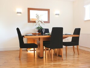 Casa (2 Bedrooms) | Opções para refeição no quarto