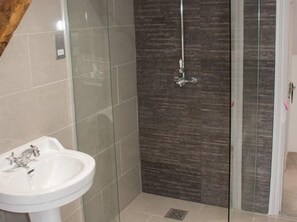 Deluxe-Doppelzimmer, 1 Doppelbett, Nichtraucher (Allium) | Badezimmer | Kostenlose Toilettenartikel, Haartrockner, Bademäntel, Hausschuhe