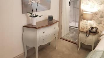 Family Room, Non Smoking (Peony) | Egyptian cotton sheets, premium bedding, individually decorated