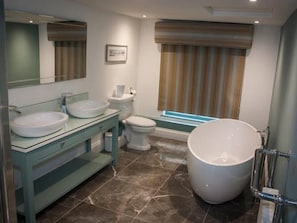 Family Room, Non Smoking (Peony) | Bathroom | Free toiletries, hair dryer, bathrobes, slippers - Stoneleigh House Boutique Hotel (Buckingham)
