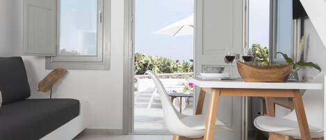 32-inch flat-screen TV with satellite channels, Smart TV, Netflix