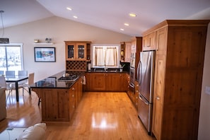 Full-sized fridge, microwave, oven, stovetop