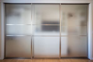 Tabla de planchar con plancha, wifi gratis y ropa de cama