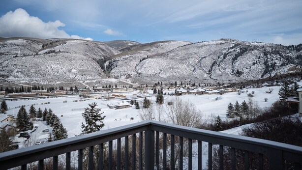 Paisaje nevado con un pueblo en el valle, que incluye una combinación de edificios residenciales y comerciales.