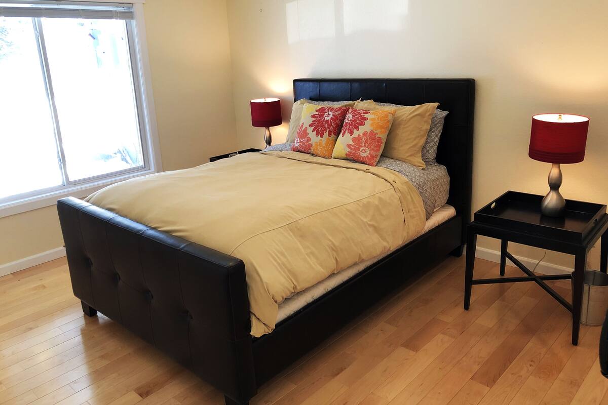 Tabla de planchar con plancha, wifi gratis y ropa de cama 