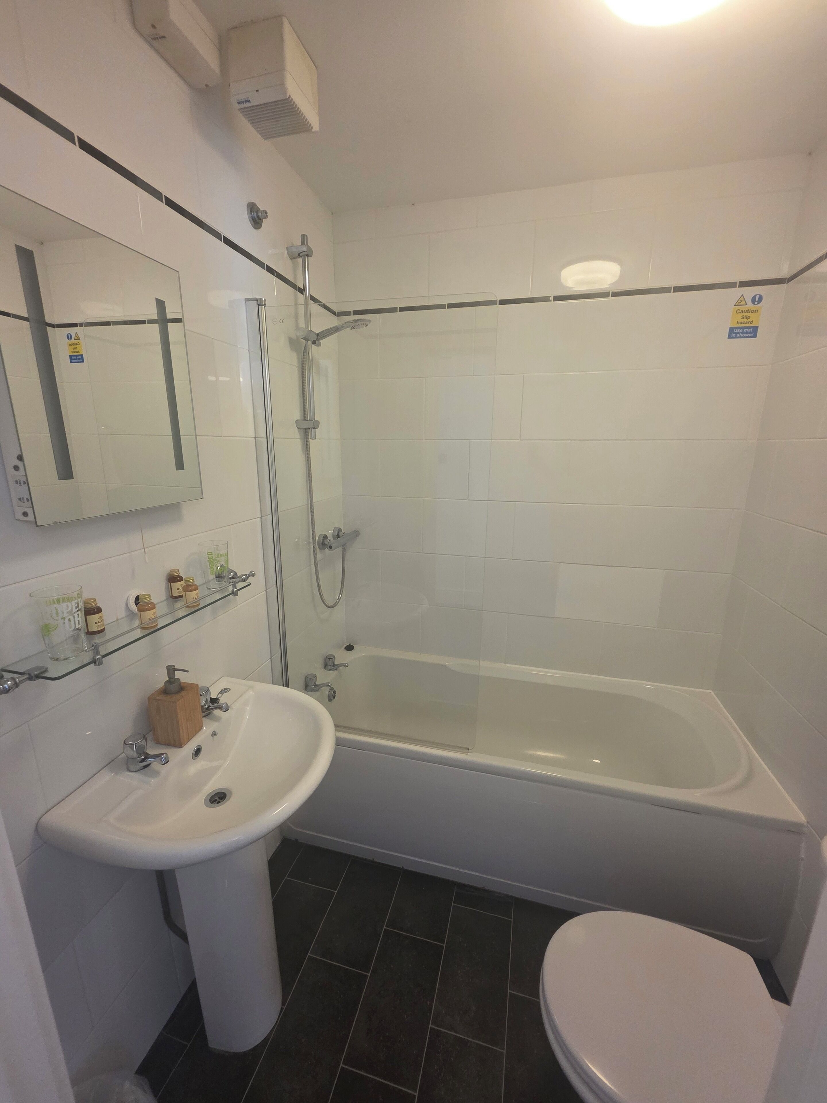 Cabin | Bathroom | Combined shower/tub, free toiletries, hair dryer, towels