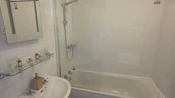 Cabin | Bathroom | Combined shower/tub, free toiletries, hair dryer, towels
