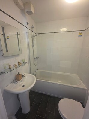 Cabin | Bathroom | Combined shower/tub, free toiletries, hair dryer, towels