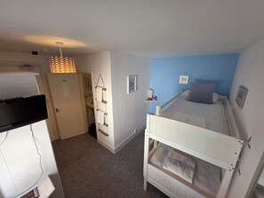 Huisje | Individueel gedecoreerd, individueel gemeubileerd, een bureau