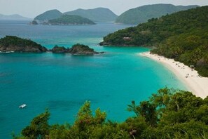 Una spiaggia nelle vicinanze