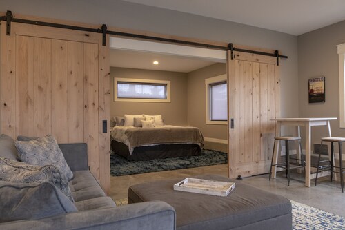 Cozy Flat- WORLD CUP READY!! Only a Water taxi from watching the games!