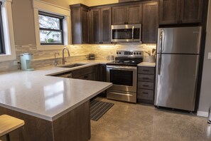 Refrigerador, microondas, horno y parrilla de estufa 