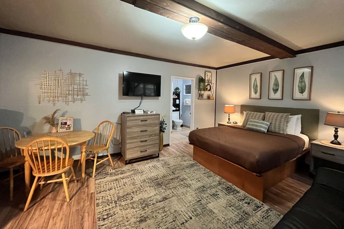 Standaard studio suite, 1 queensize bed, niet-roken, uitzicht op heuvels (pets not allowed) | Individueel gedecoreerd, individueel gemeubileerd, gratis wifi