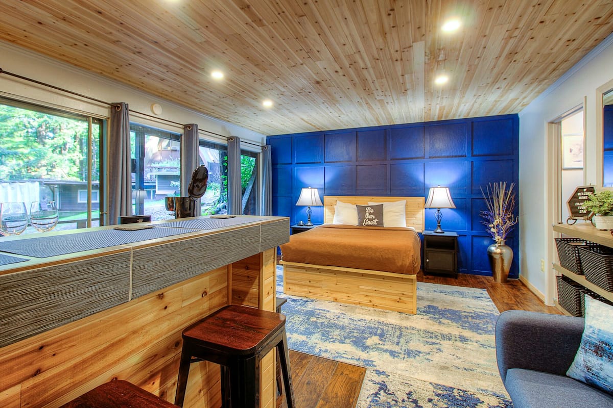 Deluxe suite, 1 queensize bed, uitzicht op resort (pets not allowed) | Individueel gedecoreerd, individueel gemeubileerd, gratis wifi
