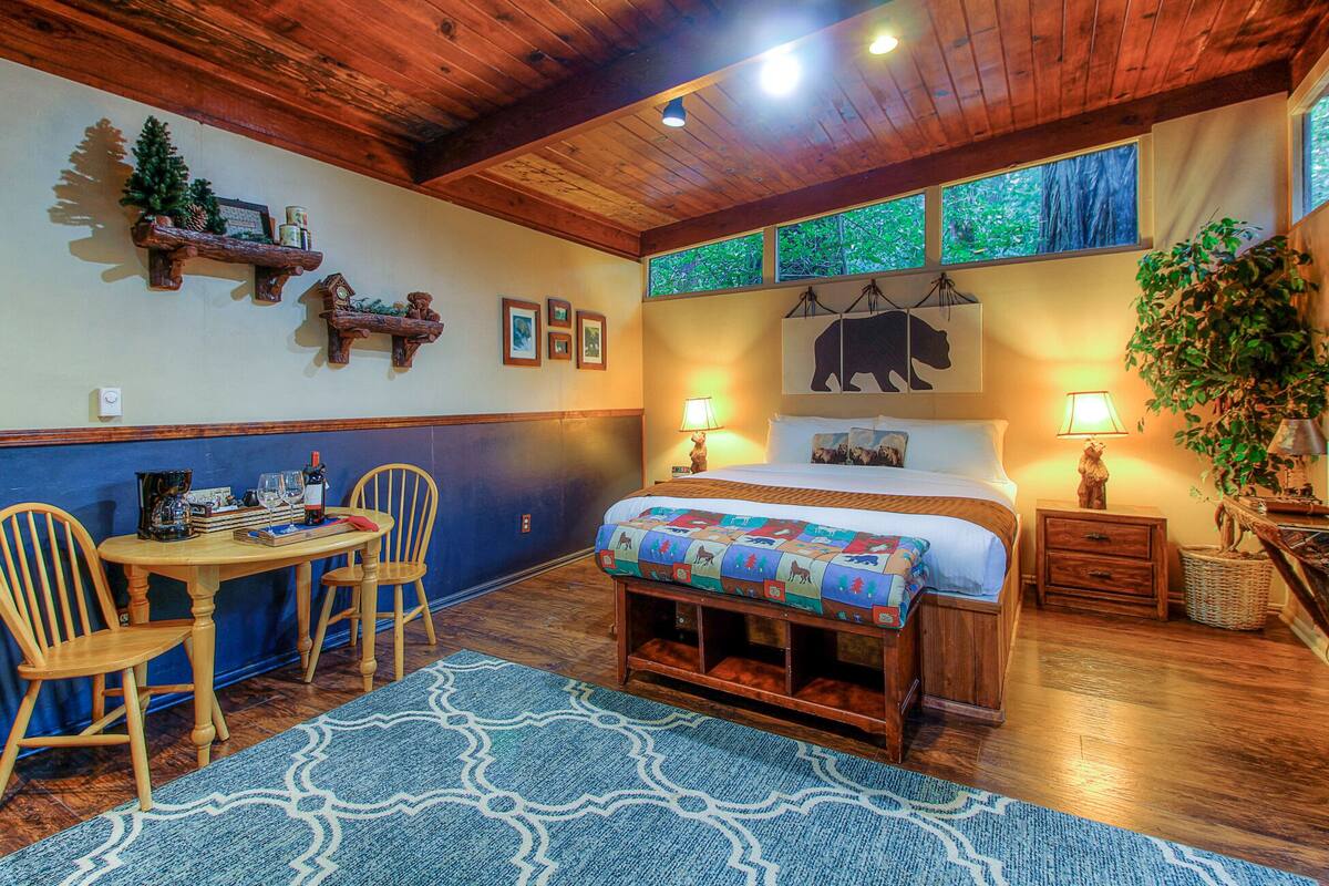 Deluxe Cabin, 1 Katil Raja (King), Kitchenette, Mountain View (pets not allowed) | Wi-fi percuma, dihias secara berasingan 