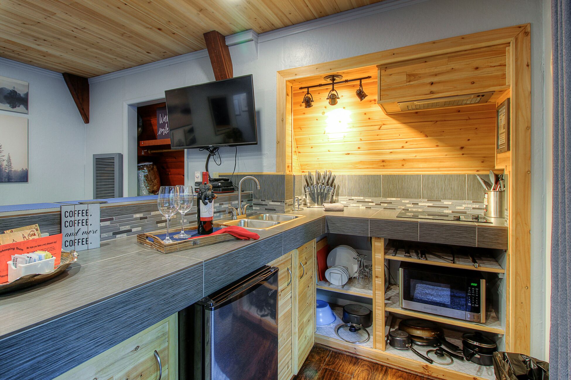 Deluxe Suite, 1 Queen Bed, Resort View (pets not allowed) | Private kitchenette | Fridge, microwave, stovetop, cookware/dishes/utensils