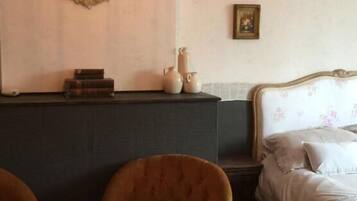 Double Room | Living area | Flat-screen TV