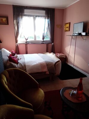 免费婴儿床、折叠床/加床（额外收费）、免费 WiFi、床单